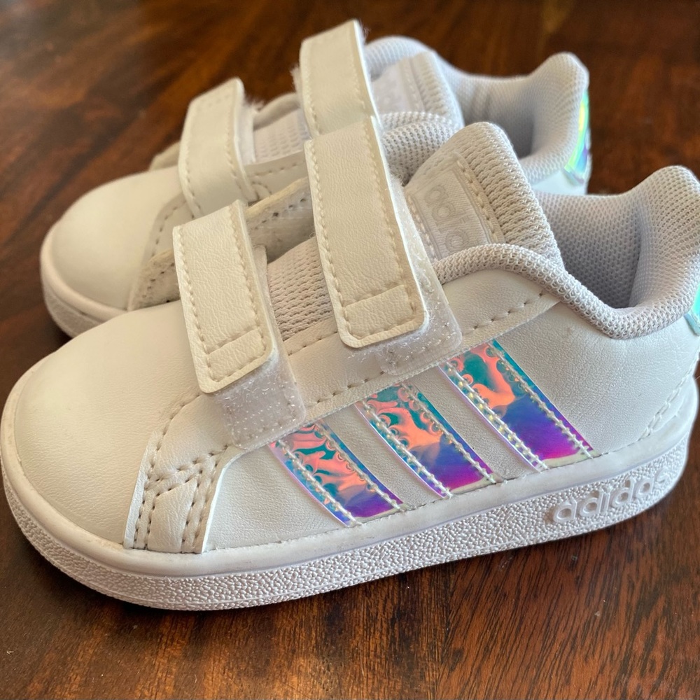 Adidas grand court tennis shoe